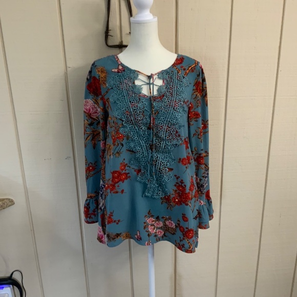 Beautiful blouse.  Size small/medium - Picture 2 of 2